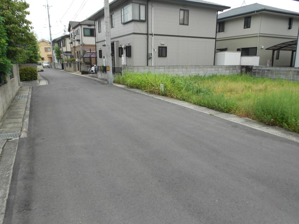 Local photos, including front road. And Motohigashi a 7-minute walk from the bus House!