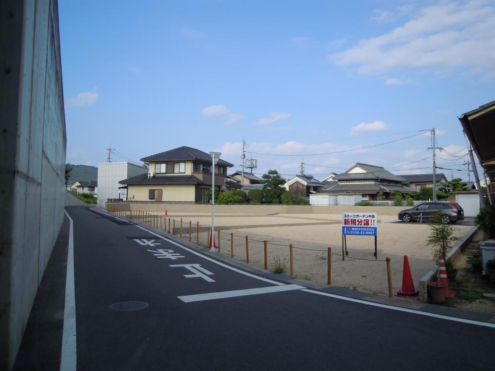 Local photos, including front road. Local is a photo.