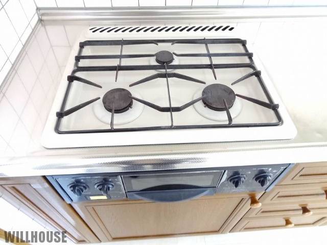 Kitchen. 3-burner stove