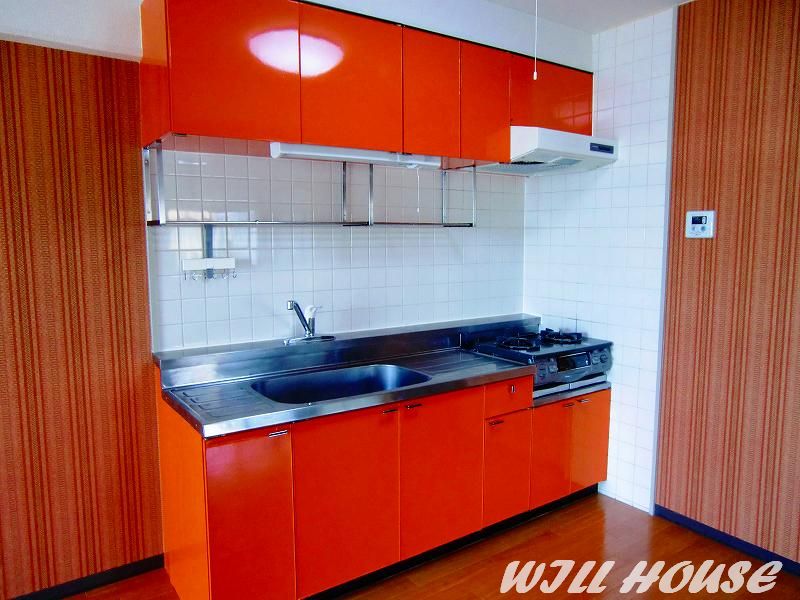 Kitchen. 2-neck with gas stove