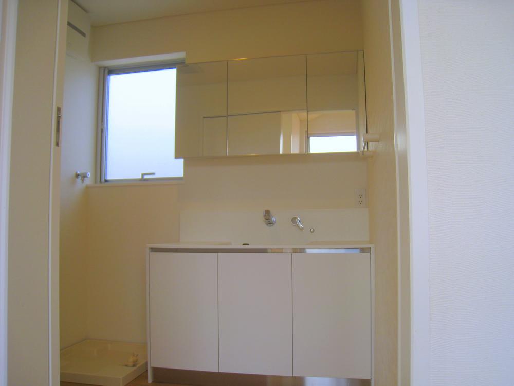 Wash basin, toilet. W1200 vanity