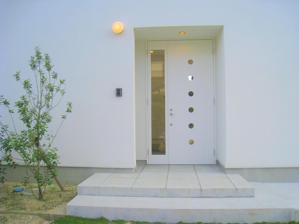 Entrance. Entrance heard accented