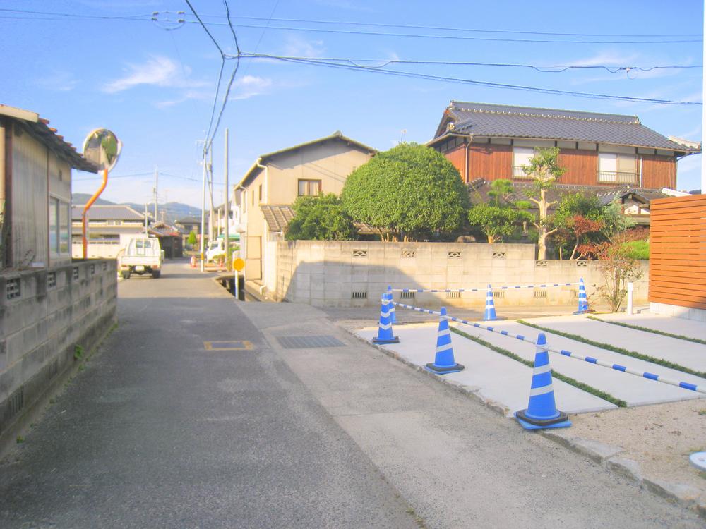 Local photos, including front road. West front road