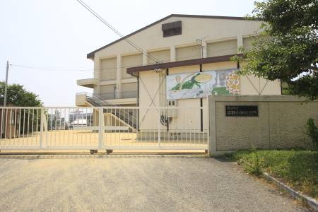 Primary school. Uno 958m up to elementary school (elementary school)
