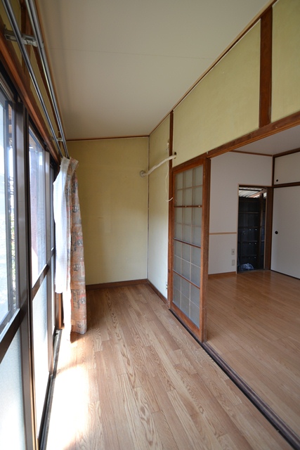 Other room space. OK even take a nap on the veranda! !