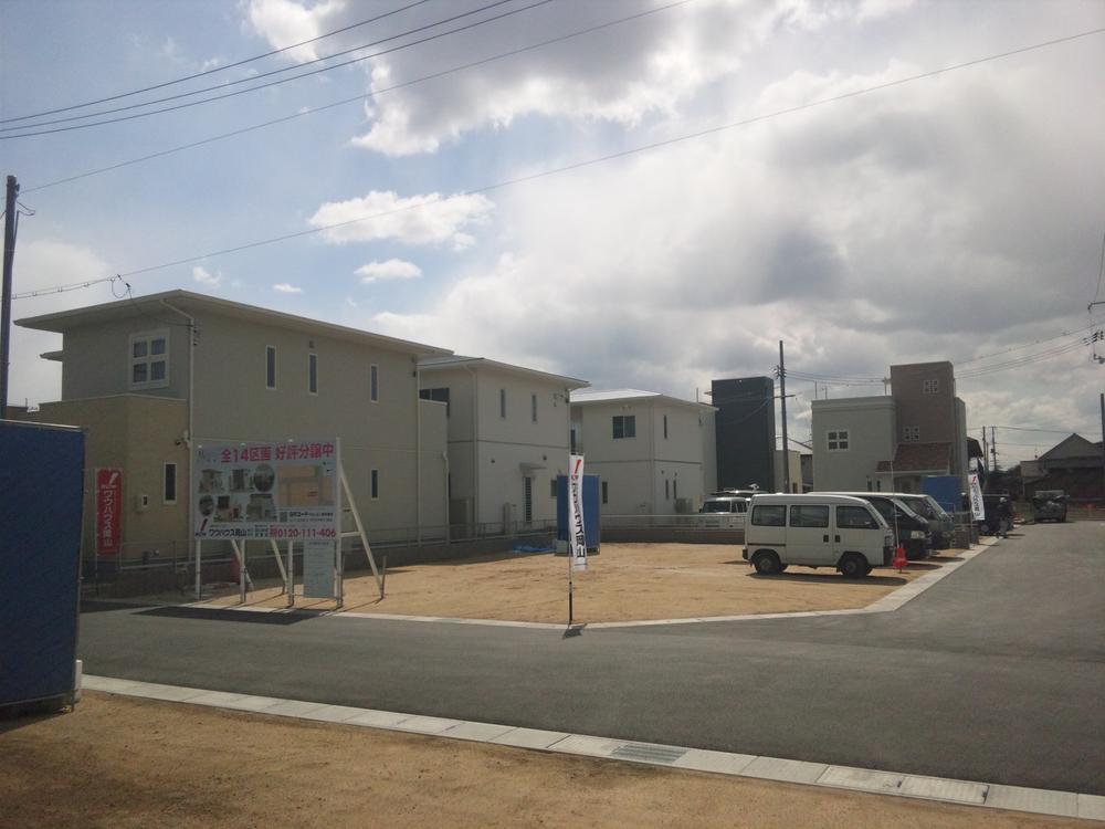 Local photos, including front road. It is a feeling of opening corner lot