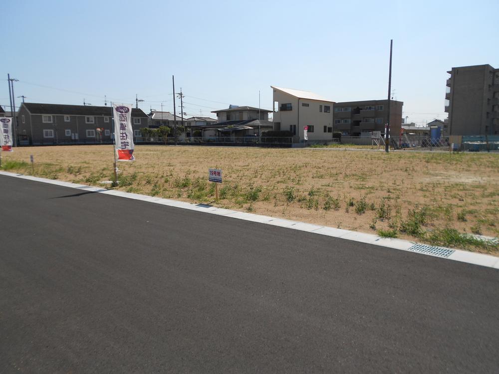 Local photos, including front road. The surroundings are residential areas well-appointed living environment.