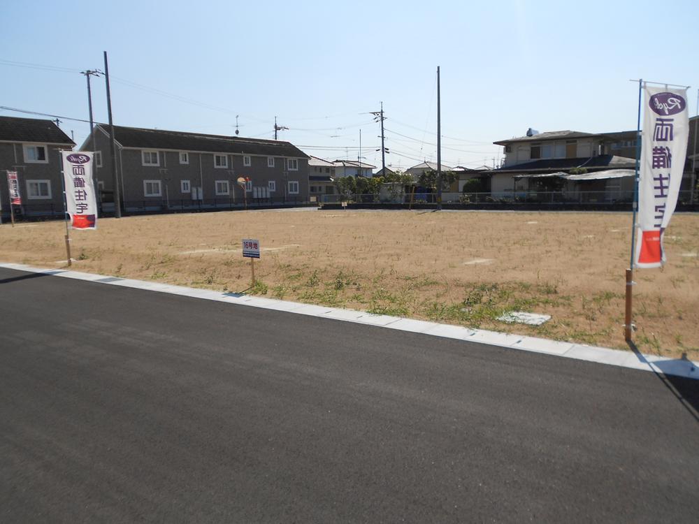Local photos, including front road. The surroundings are residential areas well-appointed living environment.