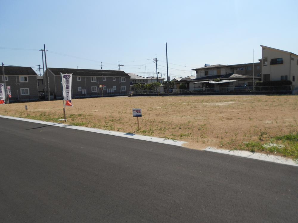 Local photos, including front road. The surroundings are residential areas well-appointed living environment.
