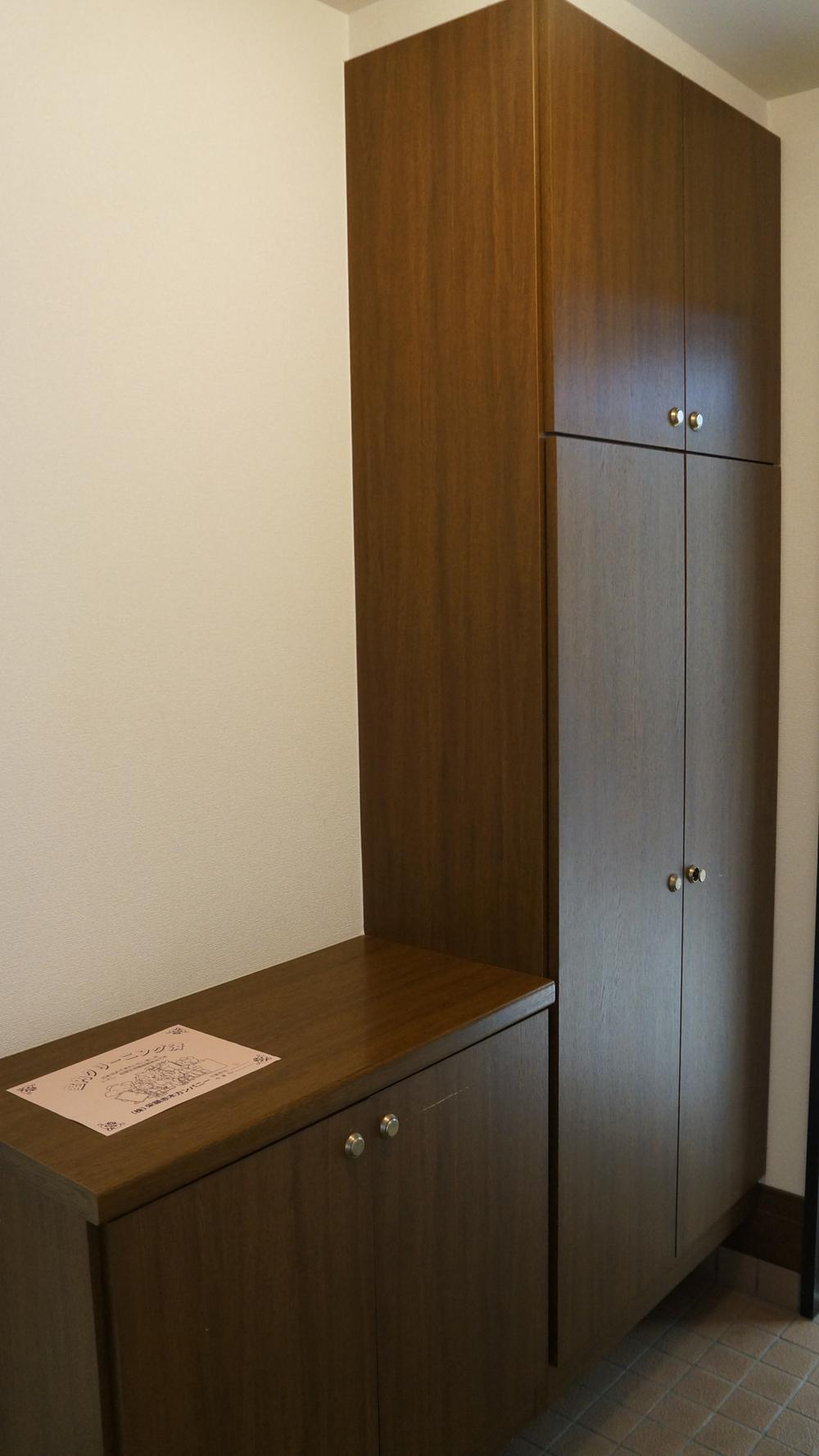 Entrance. Welcomes the entrance storage of loose size!