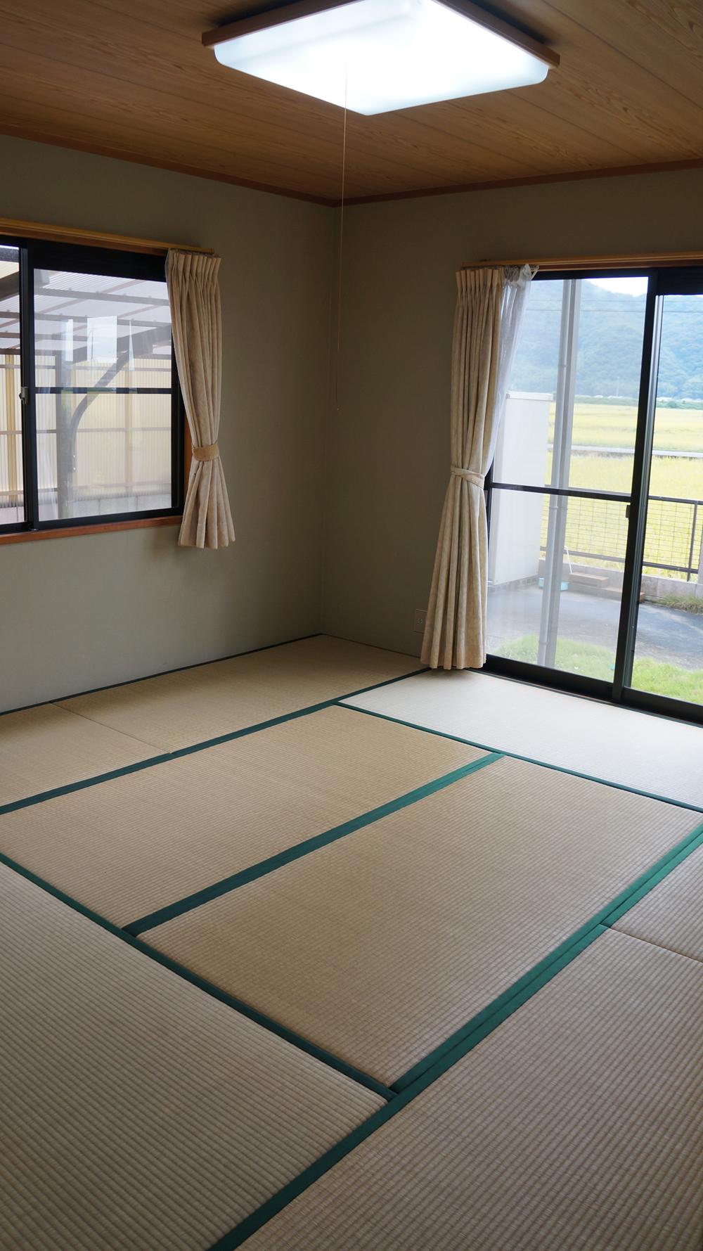 Non-living room. The entrance next to you there is a Japanese-style room of 8 quires close to the water around.