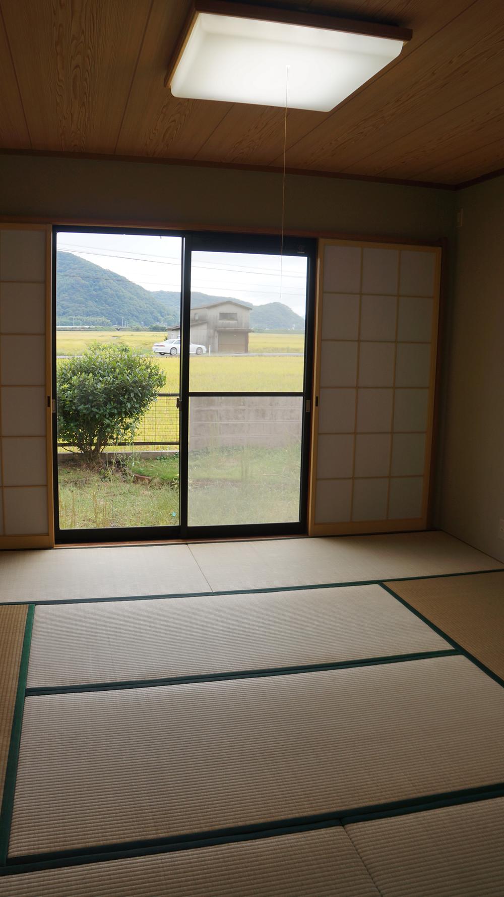Non-living room. In the back of the LDK has 8 pledge Japanese and 4.5 Pledge of Western-style.