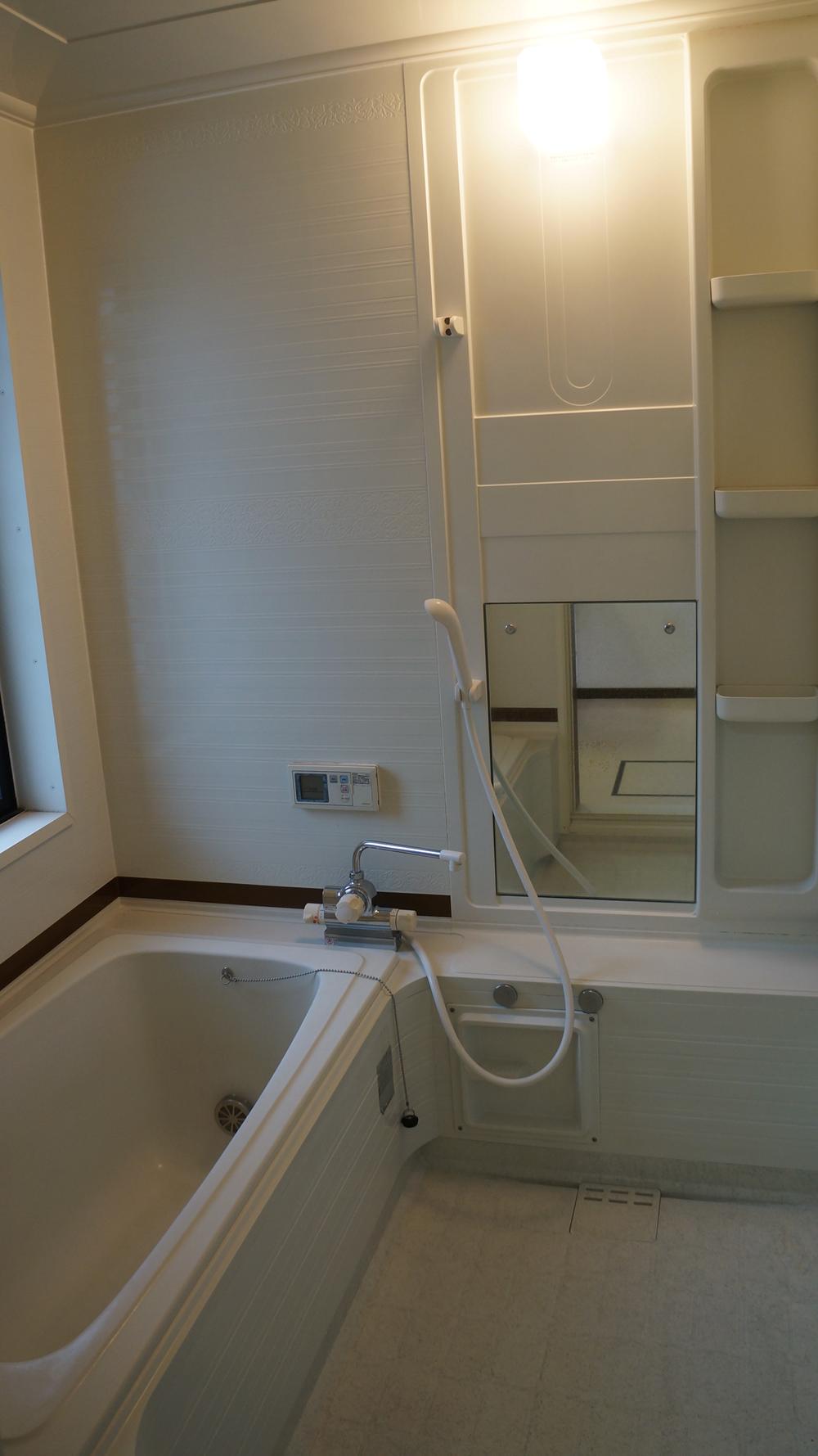 Bathroom. 1 tsubo size than the unit bus!