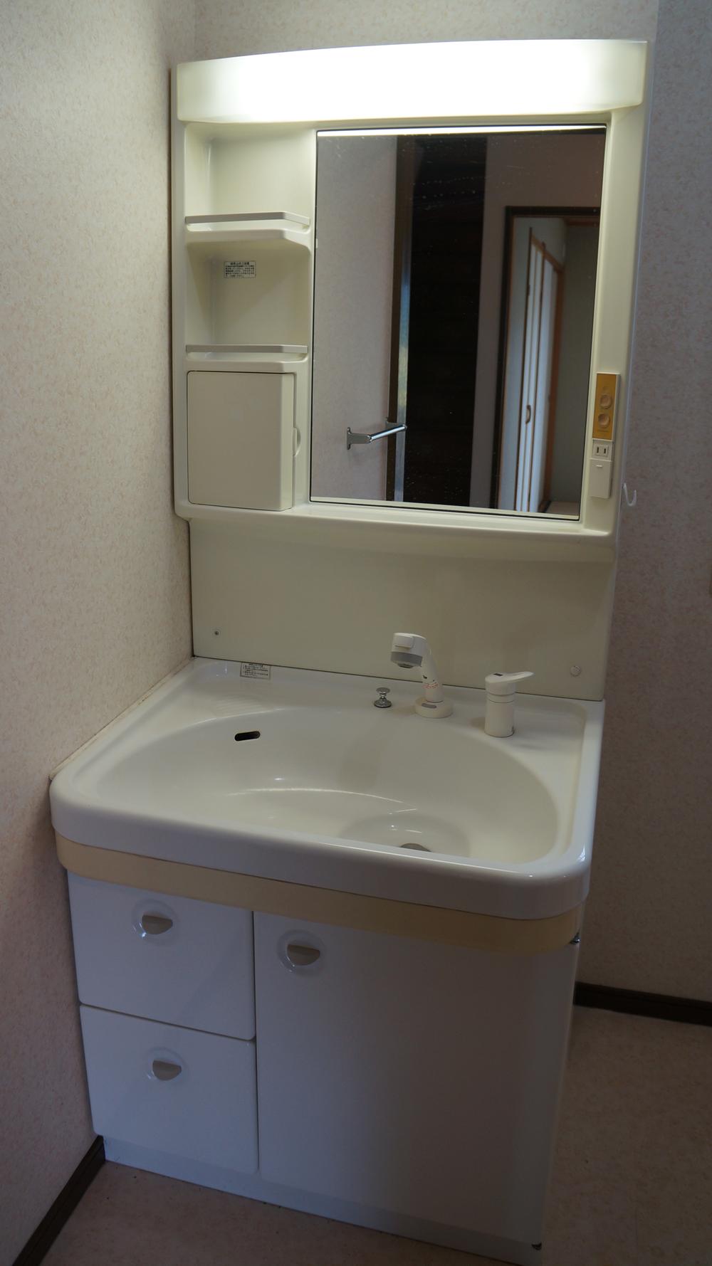 Wash basin, toilet