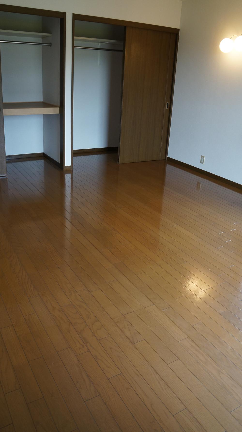 Non-living room. The main bedroom of the second floor 10 Pledge.