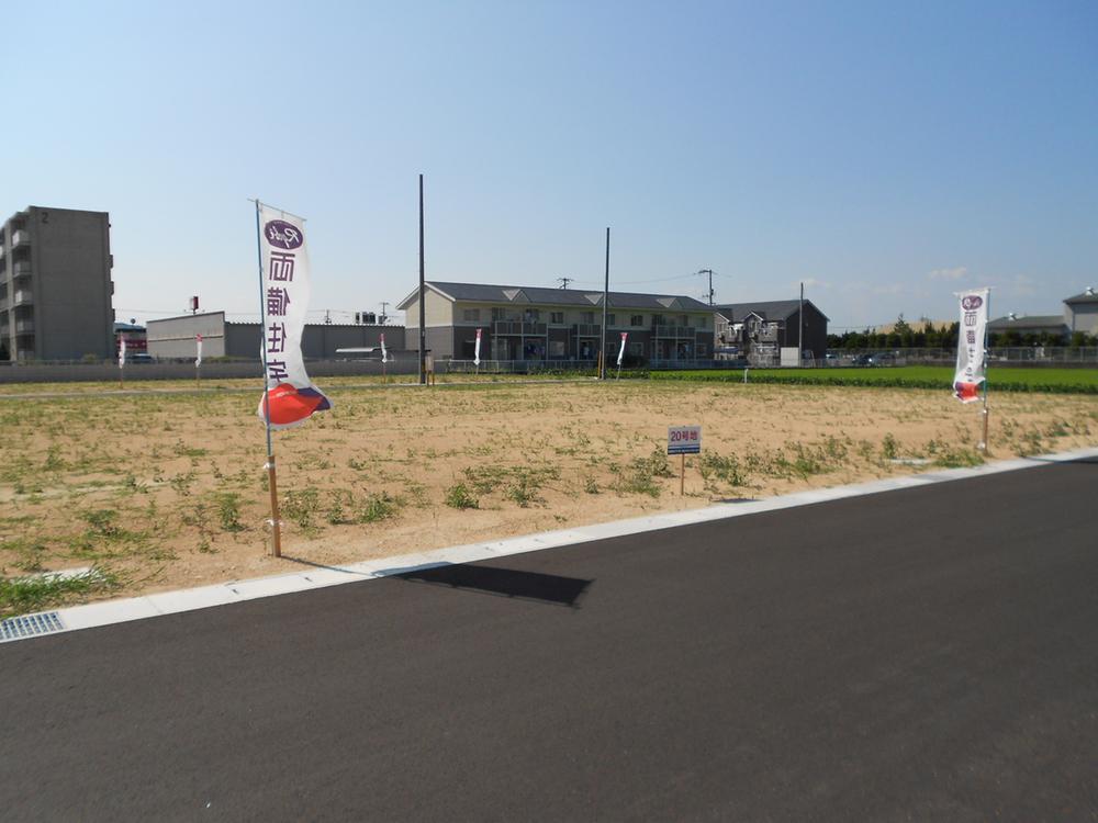 Local photos, including front road. 50 square meters or more!