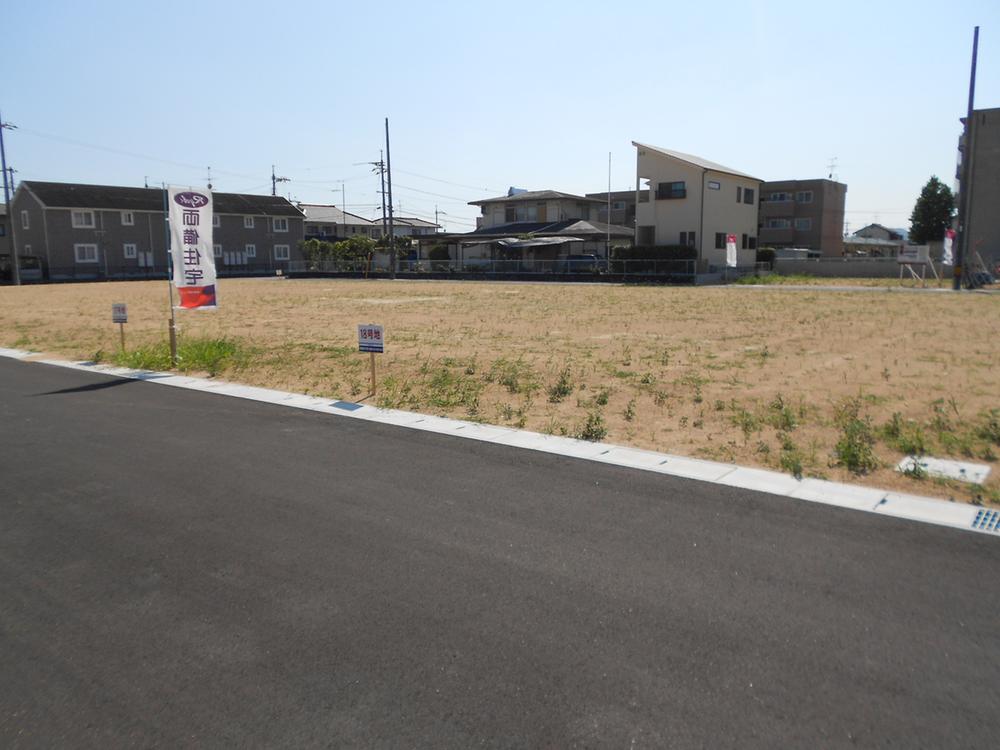 Local photos, including front road. The surroundings are residential areas well-appointed living environment.