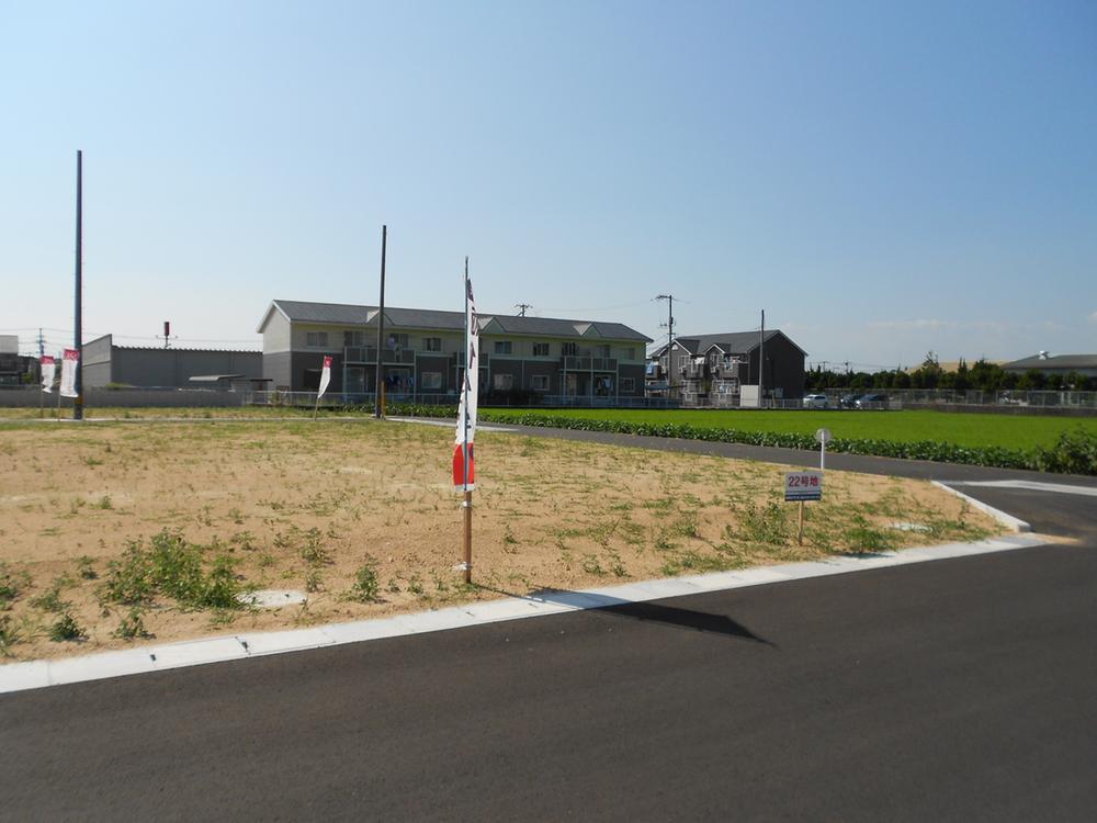 Local photos, including front road. 50 square meters or more!