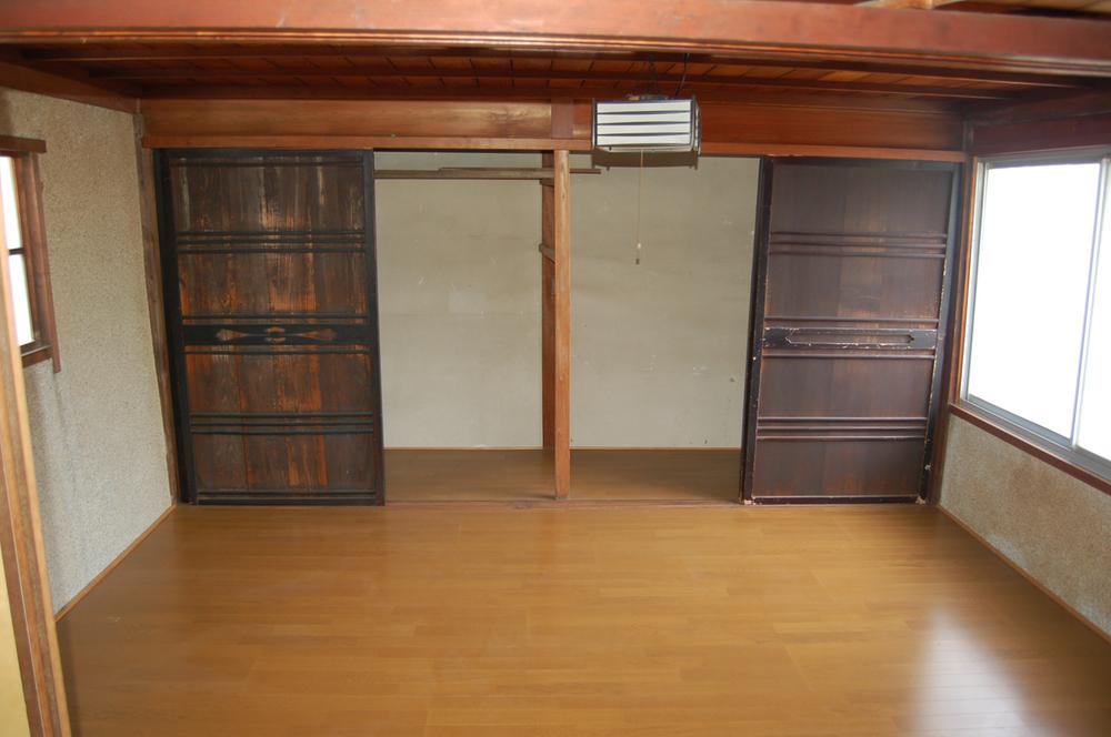 Non-living room. Flooring