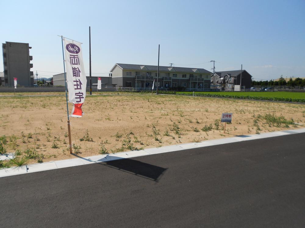 Local photos, including front road. It is conveniently located for shopping.