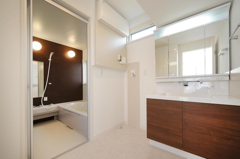 Bathroom. Bathroom photo. Rest and relax in the bath of 1 pyeong size. Spacious is also dressing room.