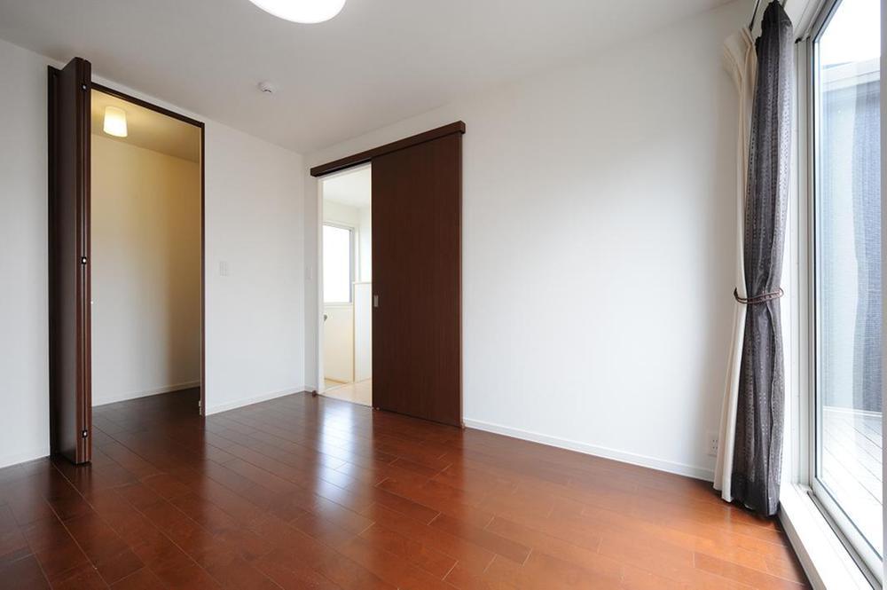 Non-living room. The main bedroom photo.