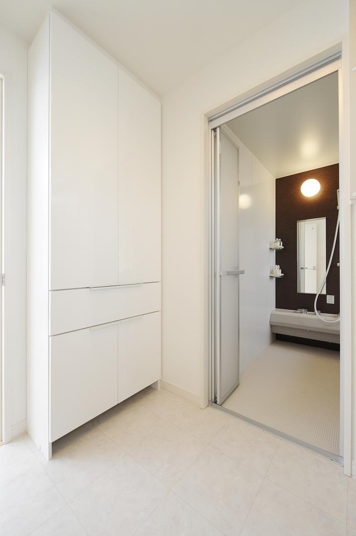 Wash basin, toilet. Also provided housing in the wash room.