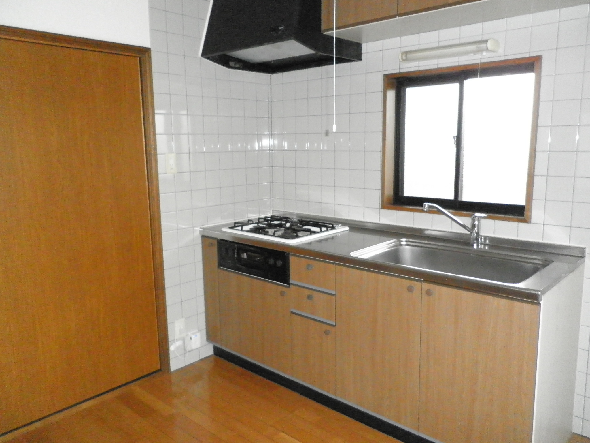 Kitchen. 3-neck with gas stove