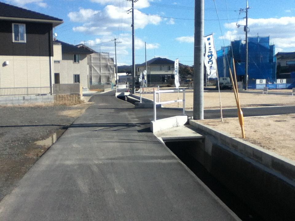 Local photos, including front road. Park before the road