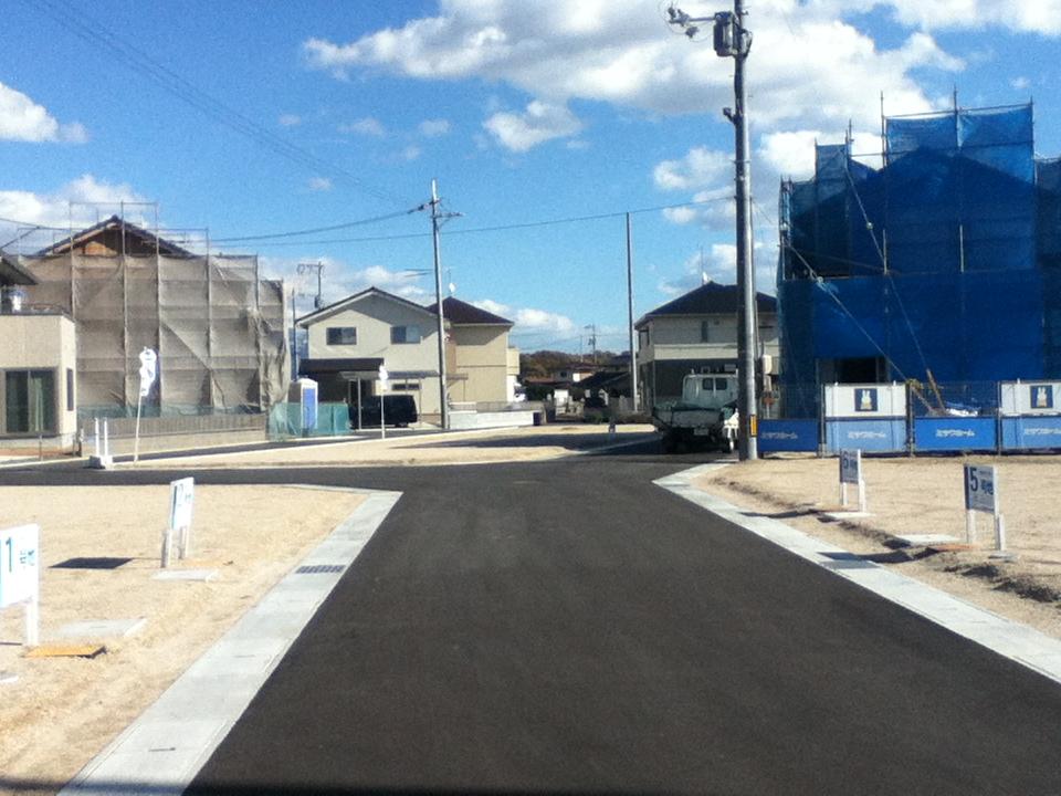 Local land photo. Complex in the road