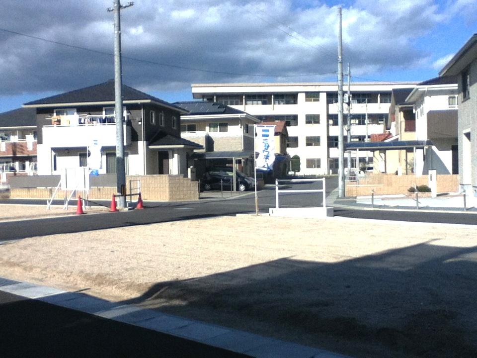 Local photos, including front road. Soja east junior high school you will see. This subdivision is, Soja will be a continuation of the east junior high school next to the housing complex