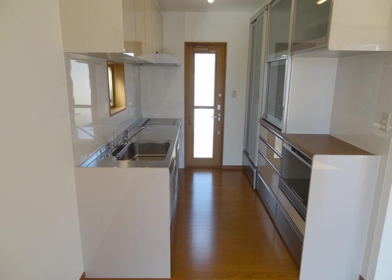 Kitchen. List price about 2.8 million yen worth of the system kitchen + cup with board