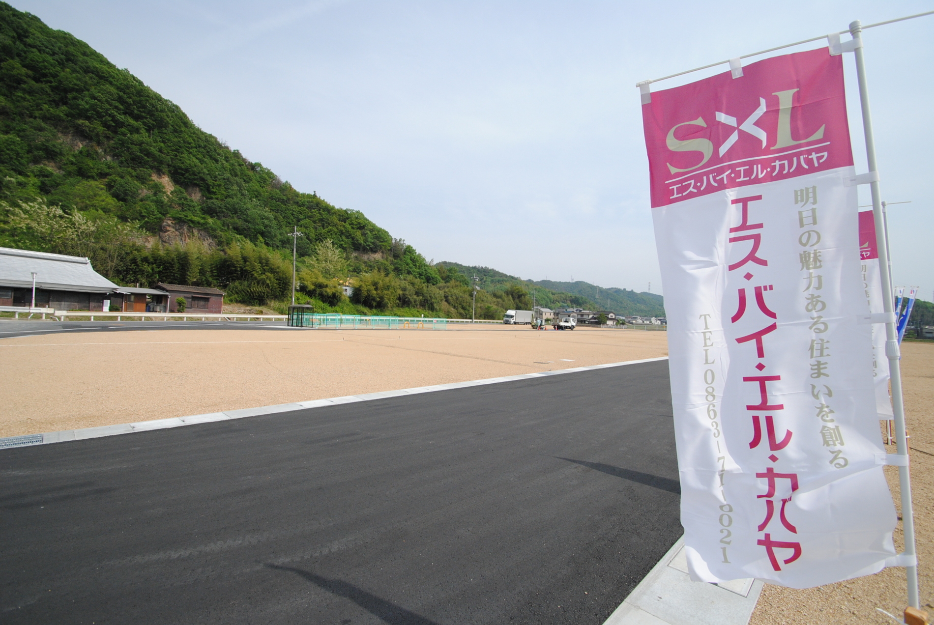 Local photos, including front road. Local housing complex (May shooting 2011) is less car street, Safe even playing children