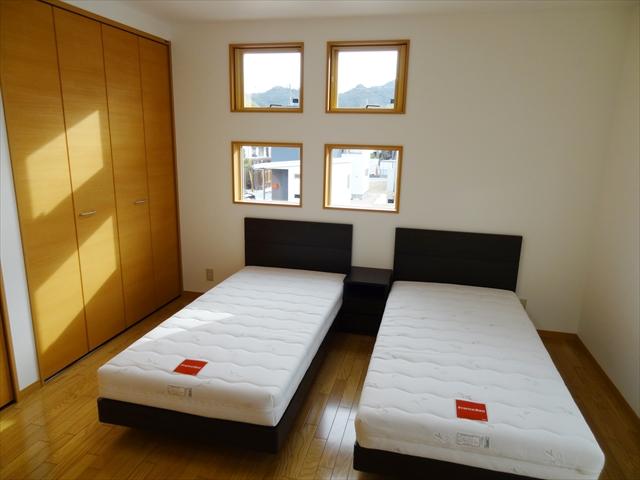 Non-living room. Total about 500,000 yen worth furnished