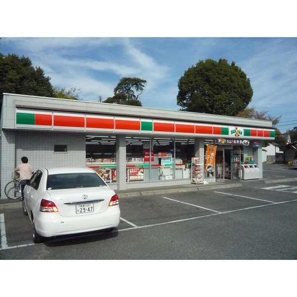 Convenience store. 768m up to life Irodorika south Okayama Medical Center store (convenience store)