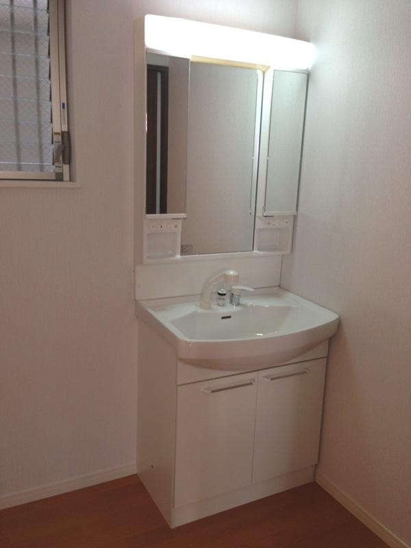 Wash basin, toilet. Wash basin with three-sided mirror