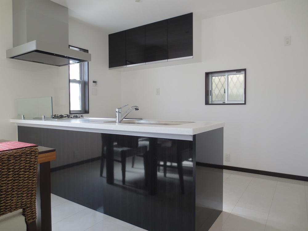 Kitchen. Room (late October 2013) Shooting  3 is No. land model house of the kitchen.  The space has been leisurely taken I think I'll see you Also window is located dihedral housed behind