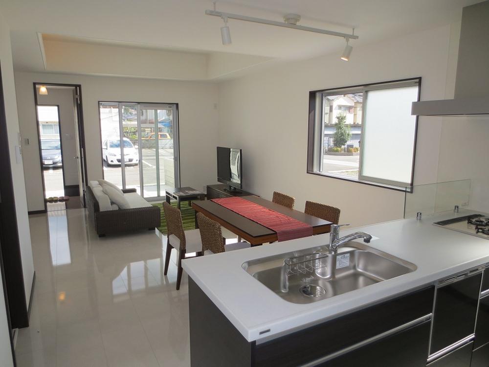 Living. Room (late October 2013) Shooting  No. 3 land model house Is a pleasant living room of the space become a spacious space from the kitchen