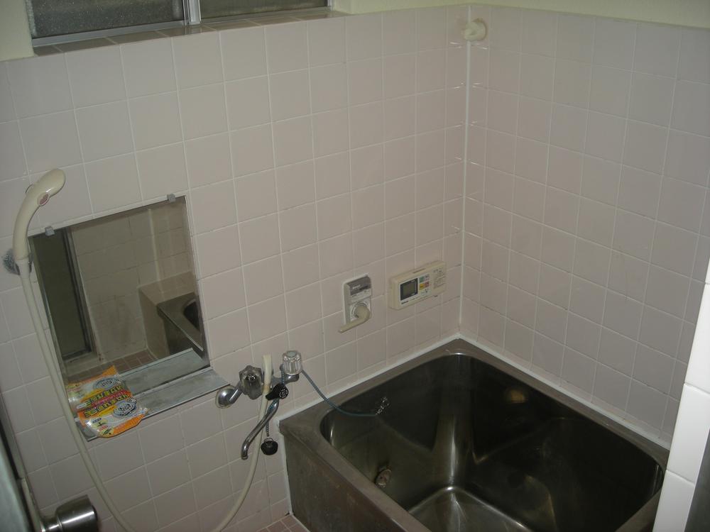 Bathroom. Local (11 May 2013) Shooting