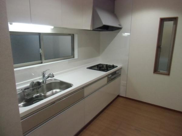 Kitchen. The kitchen is easy to use with plenty of storage space ☆