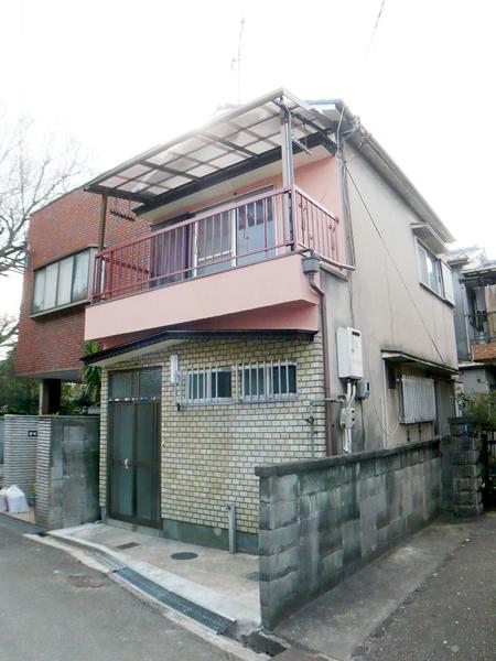 Local appearance photo. Outer wall front paint. 