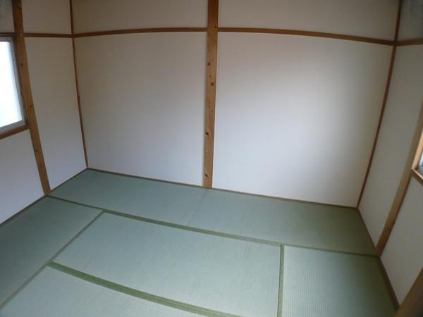 Non-living room. Tatami had made (some Omotegae)