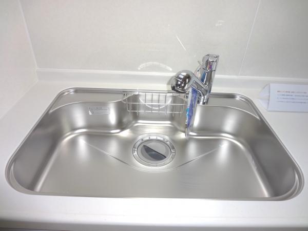 Kitchen. Equipped with a damping material on the back side of the sink, It is silent type to suppress such as water splashing sound. Convenient hand shower type of faucet to the care of the sink. Also it has built-in water purifier that can be used at any time delicious water immediately.