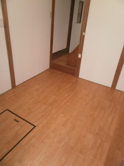 Living.  ◆ Dining is