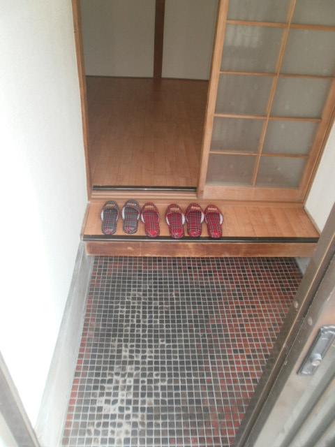 Entrance.  ◆ Bright entrance