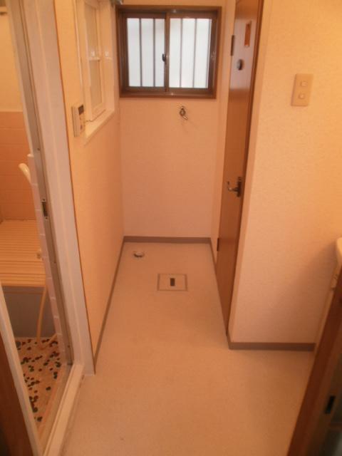 Wash basin, toilet.  ◆ bathroom