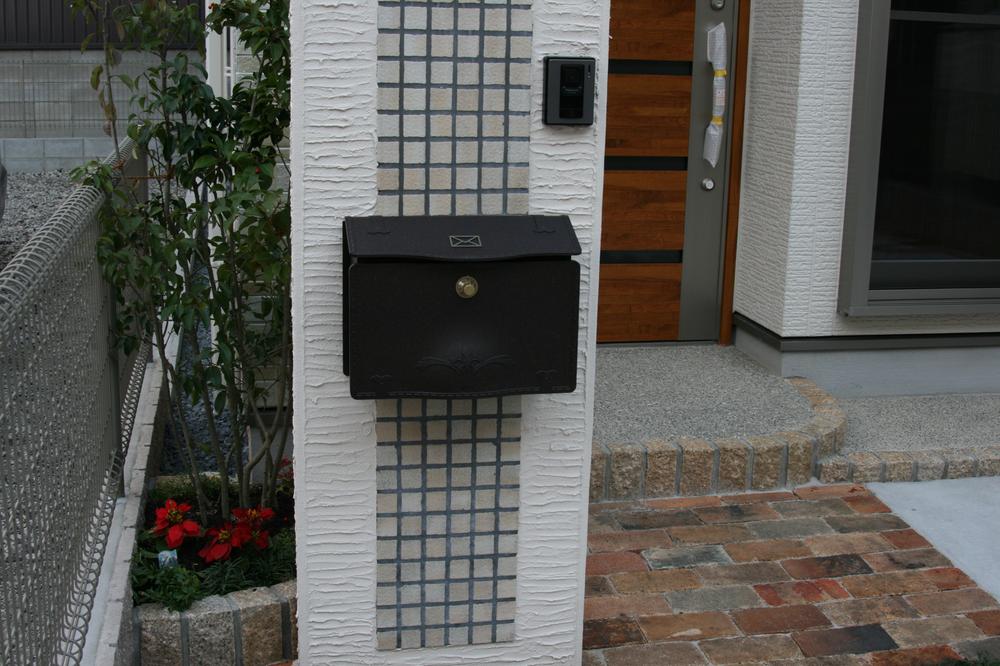 Entrance. Well become retro post in mosaic tile It is the face of the house!