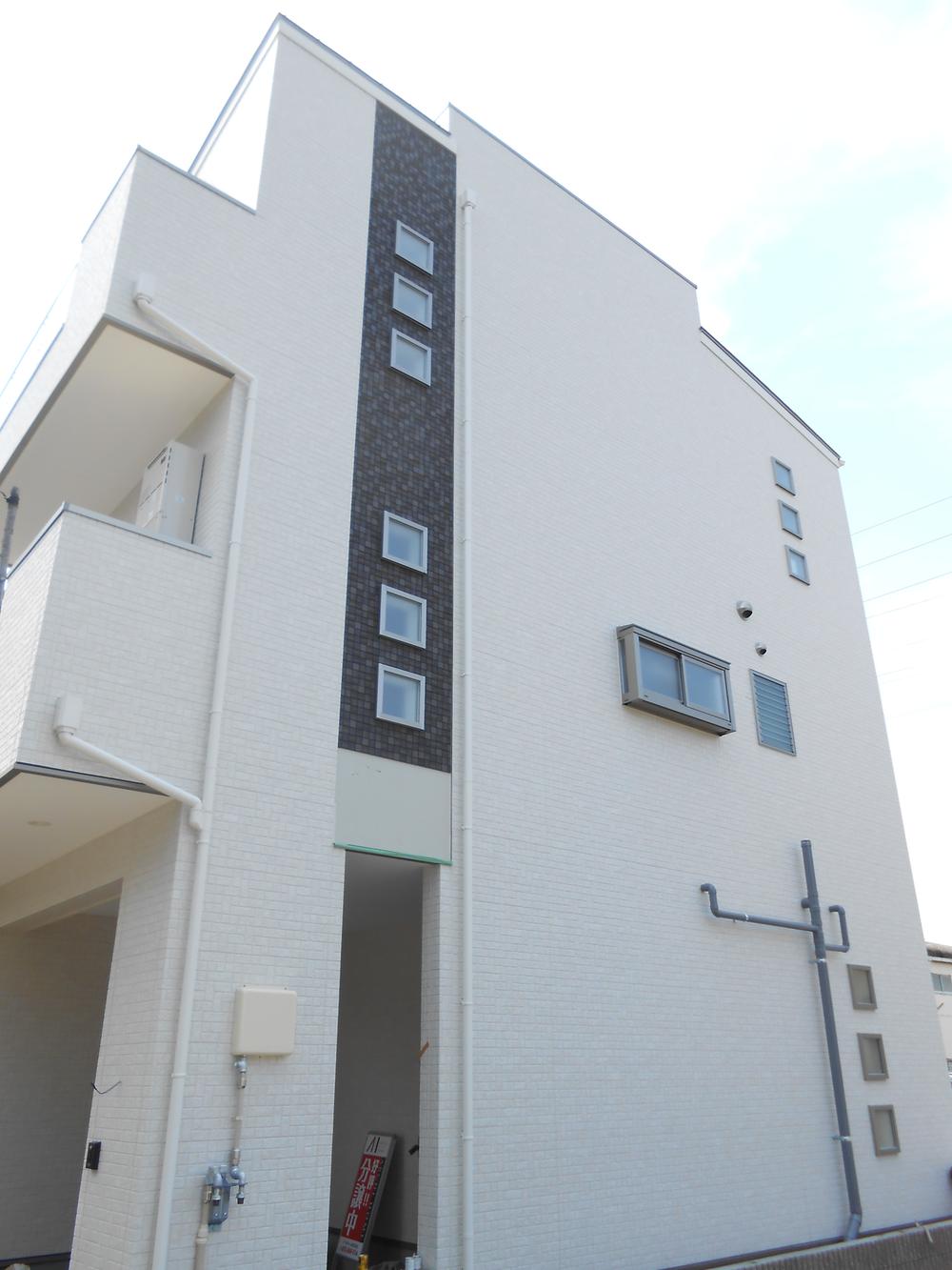 Local appearance photo. Indoor (June 2013) was finished shooting a stylish appearance. Since the three-way building is opened without, It has become a bright home.