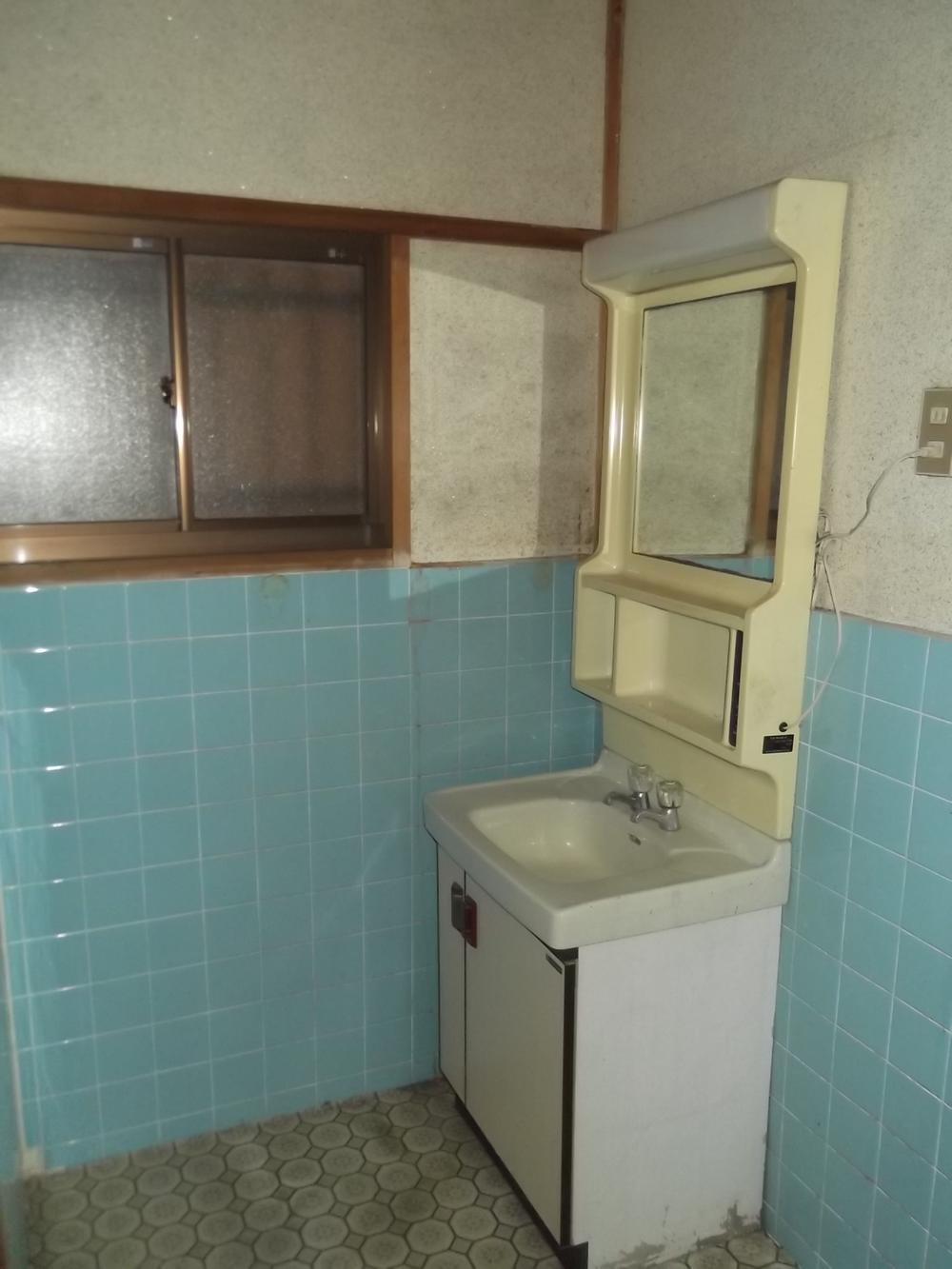 Wash basin, toilet. Indoor (June 2012) shooting