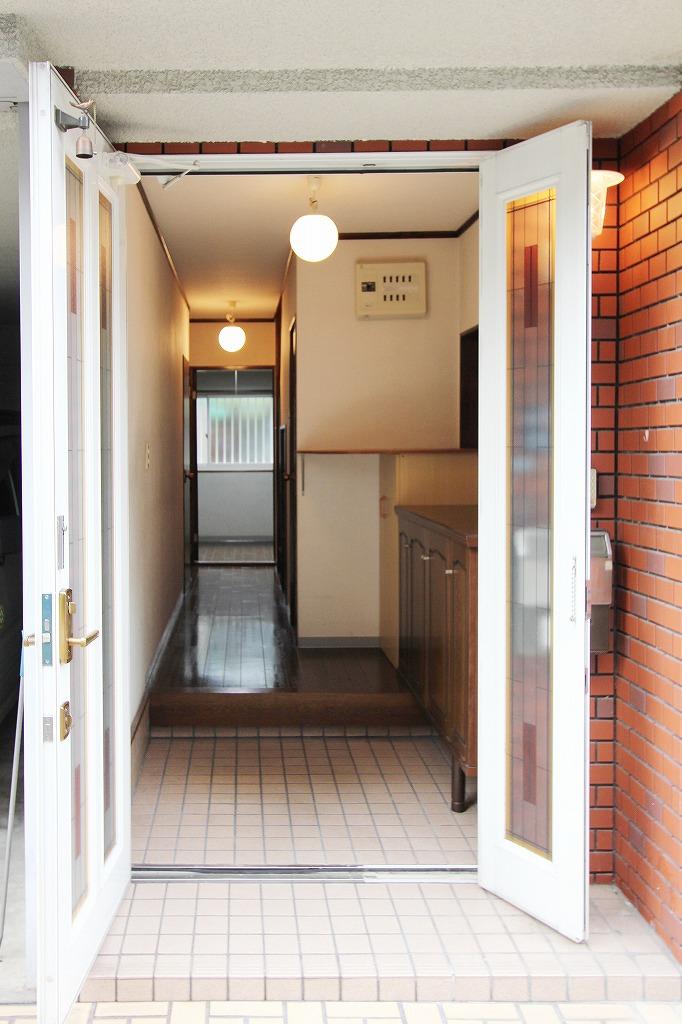 Entrance. Local (11 May 2013) Shooting